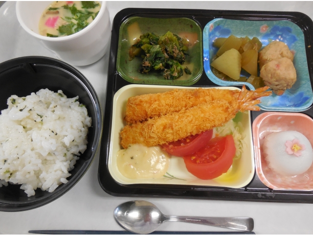 菜飯、エビフライ、炊き合わせ、菜の花のお浸し、茶碗蒸し