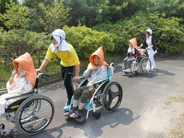 屋外へ避難する訓練も