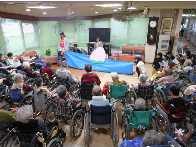 おなじみの場面「どんぶらこ～」