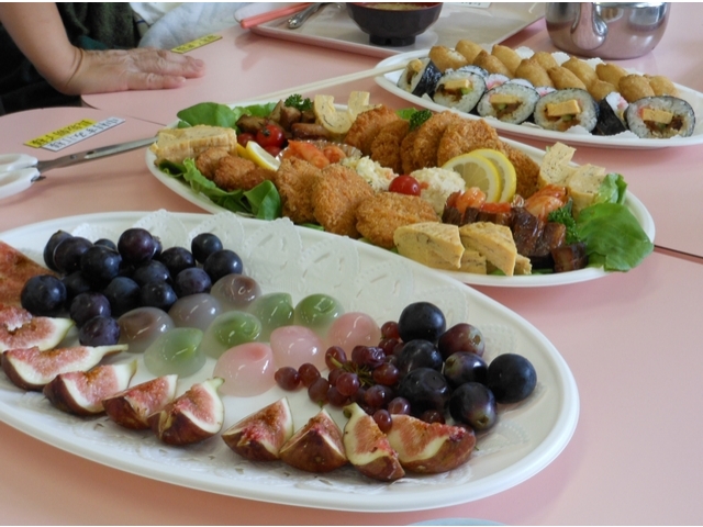 たくさんのオードブルが並びます