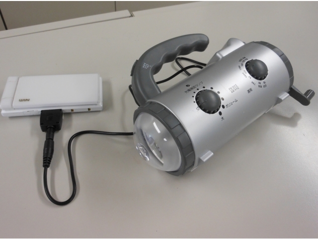 手回し携帯充電器（ラジオ付き）