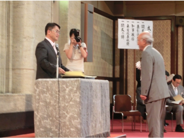 知事から表彰状の授与