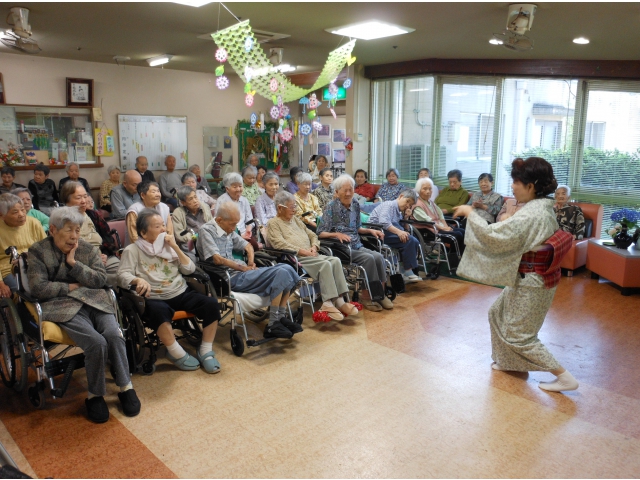 優雅な踊りも