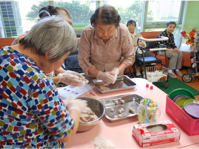 お団子コロコロ丸めます
