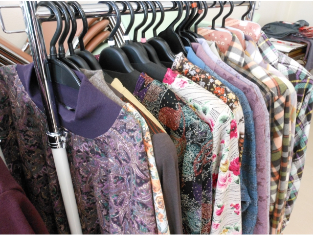 色とりどりの服が並びます