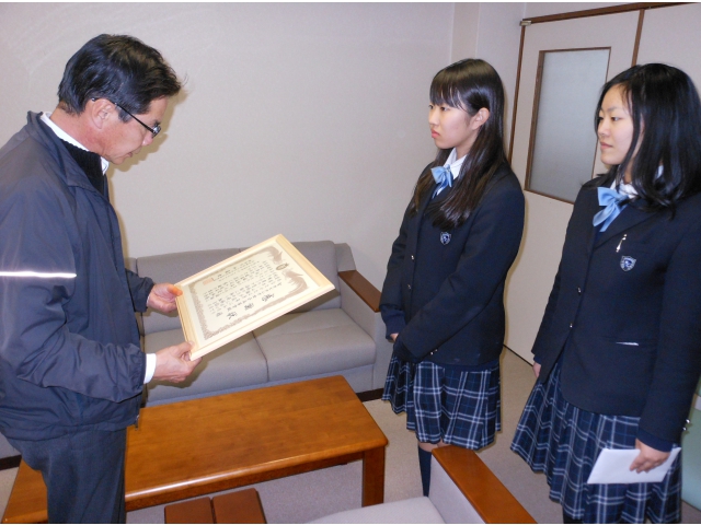 苑長から理事長感謝状を贈呈