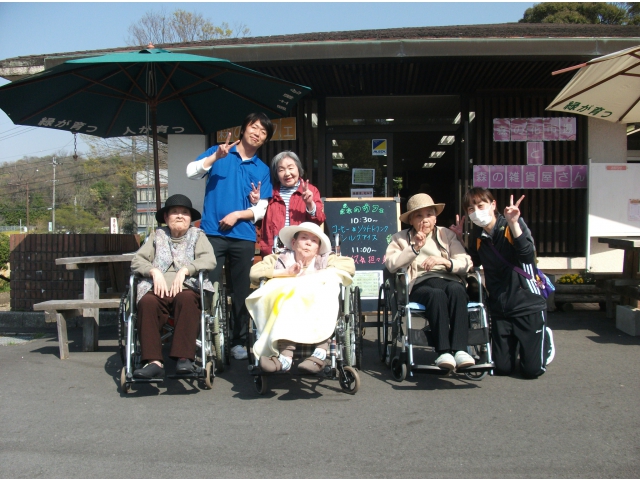 地元で有名な東谷山のフルーツパークで記念写真