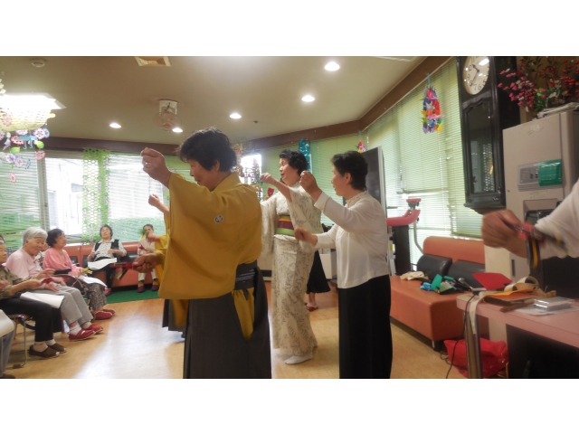 歌と踊りはいつの時代も一緒です