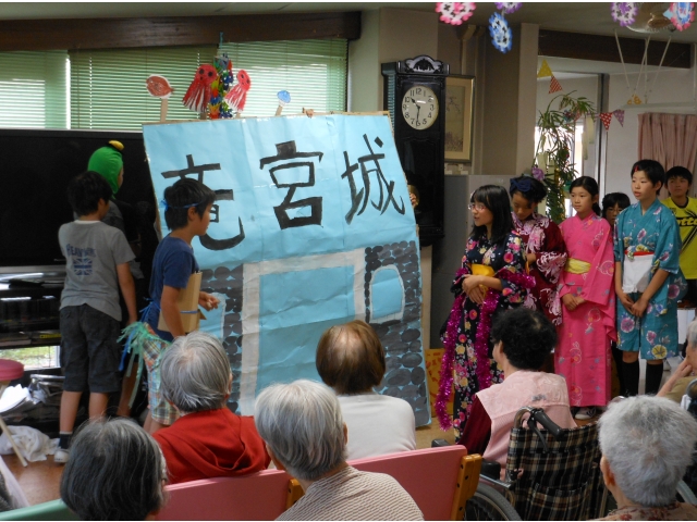 子どもたちの演劇に利用者のみなさんが真剣に見てました！
