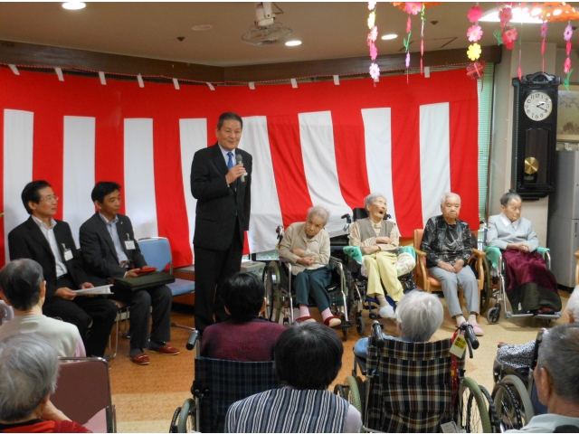 市長のあいさつに皆さん真剣に聞いています！