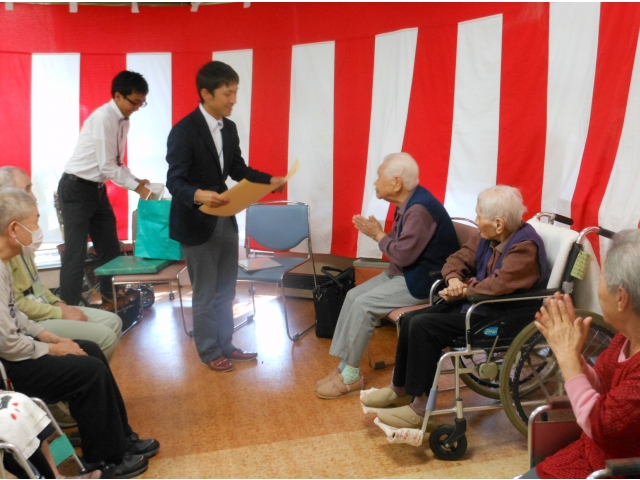 瀬戸市の職員さんから記念品の贈呈です