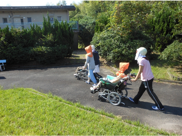 ゆっくり落ち着いて避難誘導します。