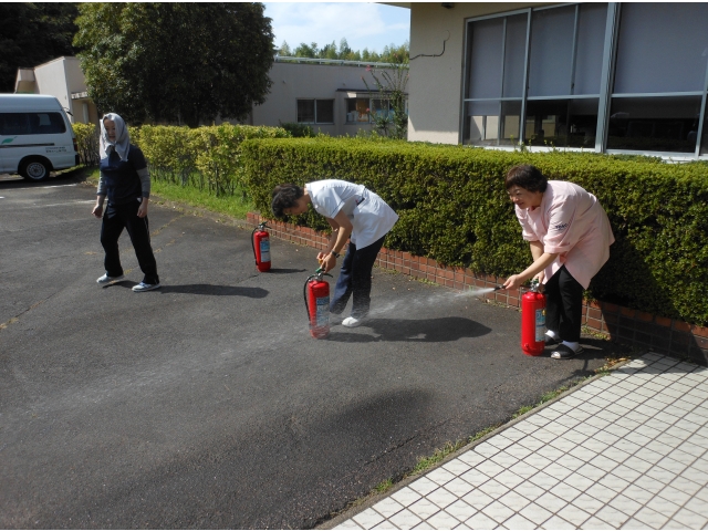 水消火器を使っての消火訓練です