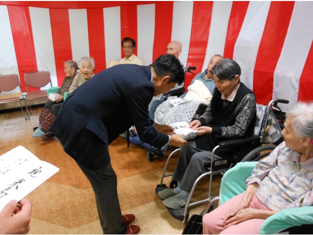 ８８歳の方には市長によるメッセージカードの授与。