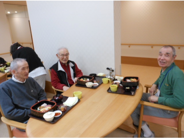 お寿司を前に笑顔がこぼれます。
