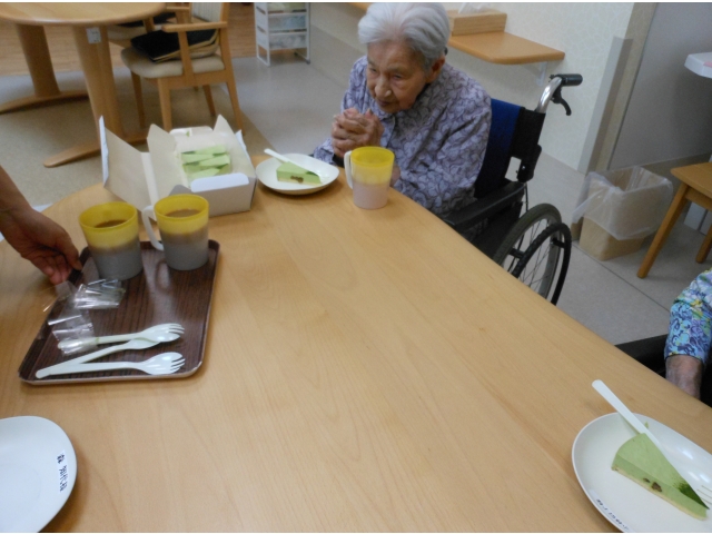 抹茶レアチーズケーキです。