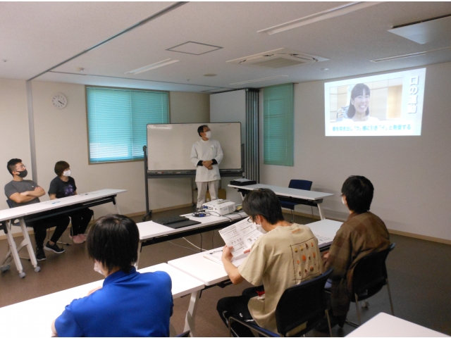 参加者でエクササイズを行っています。