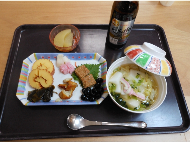 お雑煮とおせちです。