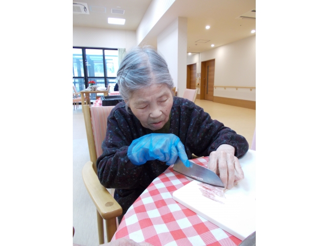 大きなベーコンを切ります。