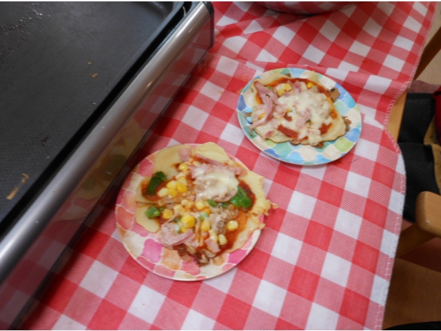 具だくさんのお好み焼き風ピザ、出来上がりです！