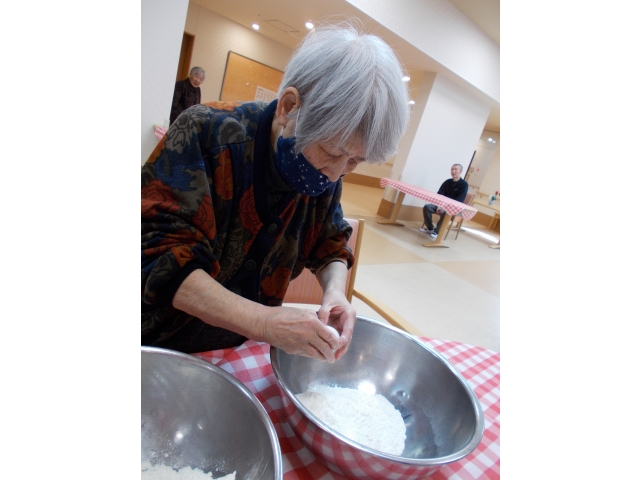 生地をこねています。