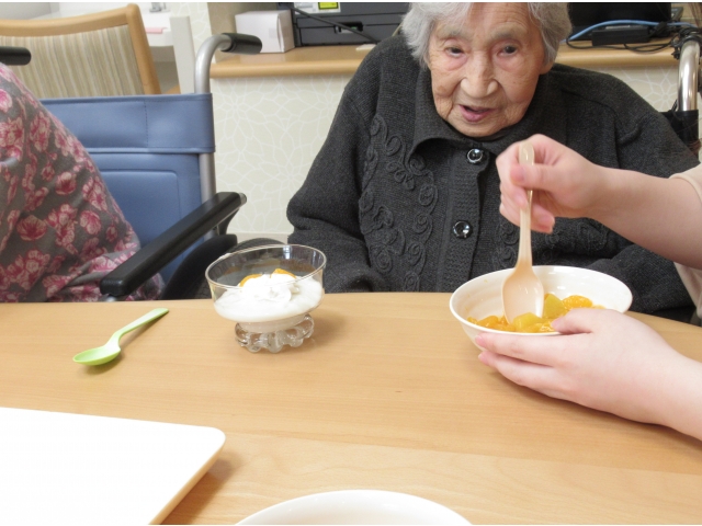 フルーツをトッピング