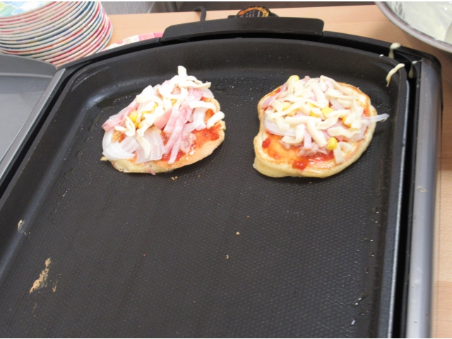 ホットプレートで焼きます。