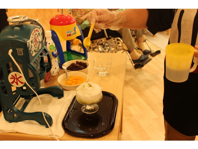 抹茶味のシロップをかけます