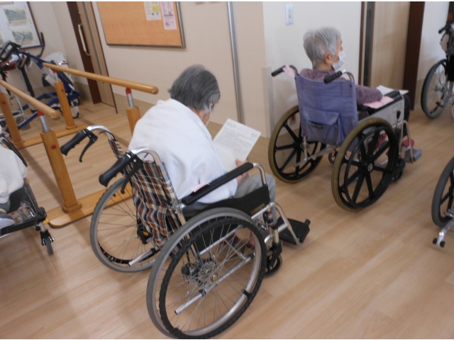 レントゲンの順番を待っている間、問診票をチェックします。