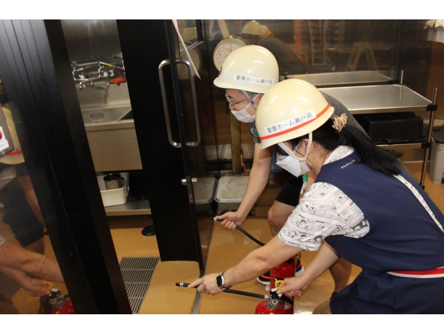消火訓練を行います。