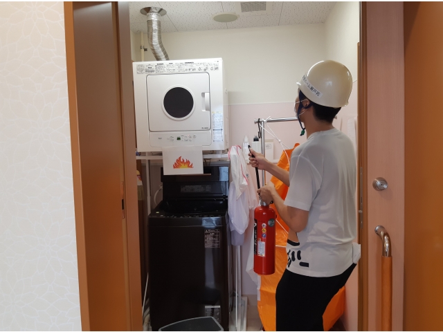 初期消火を試みます