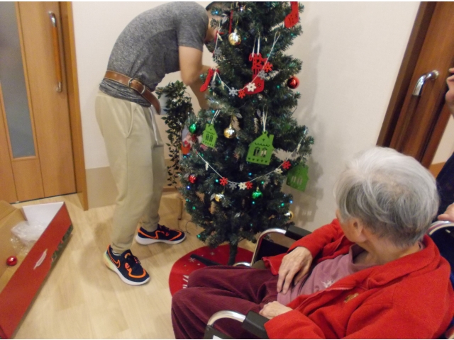 電球をグルグル巻きつけて出来上がり。