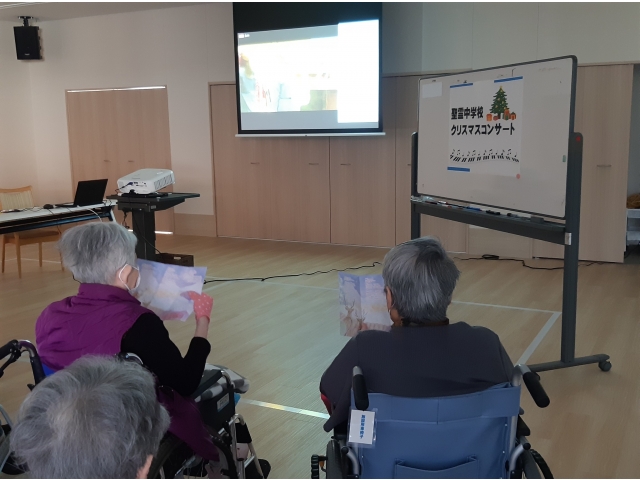 クリスマスソングを口ずさみました。