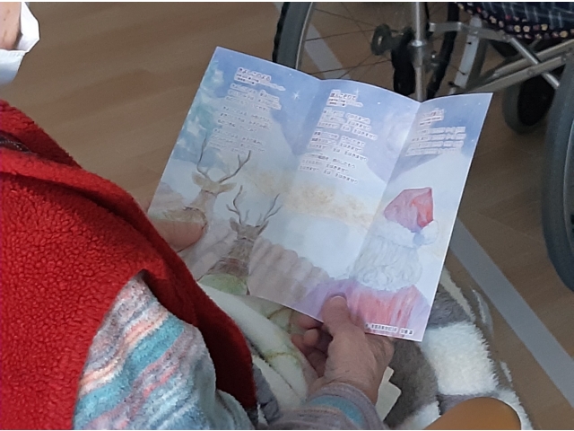 歌詞カードには生徒さん作のサンタさんとトナカイが描かれています。