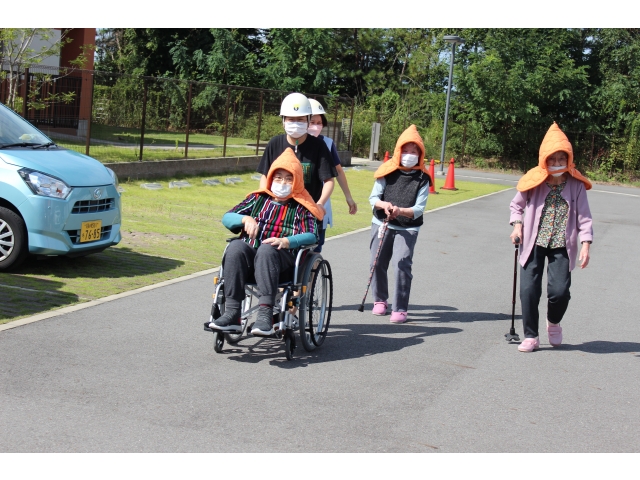 フロアからの避難経路で対策本部へ向かいます。