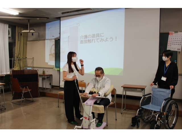 実際に介護機器に触れてみよう!!