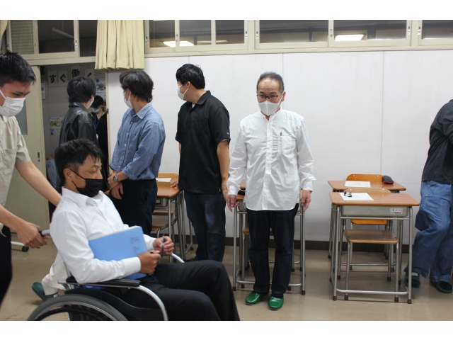 先生も介護体験。慣れてないのか、少し力が入ります。