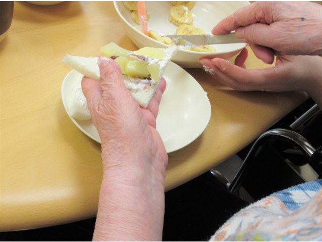 バナナと白桃、クリーム、こしあんを...