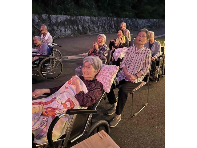 お顔が花火に照らされます