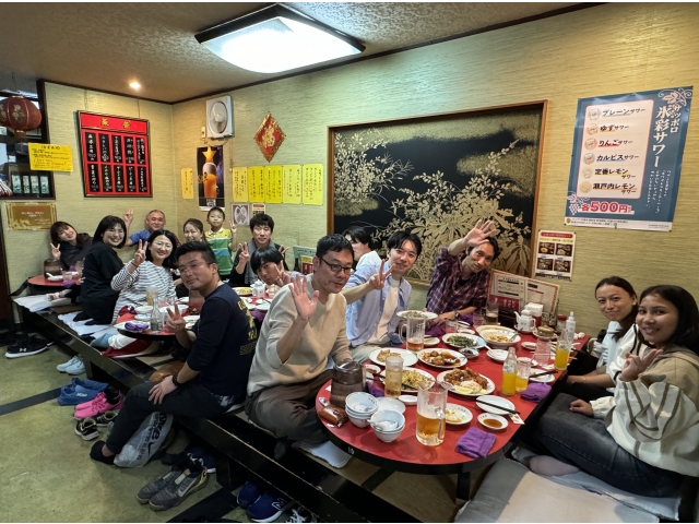 技能実習生の二人も参加中華は口に合うみたい😽