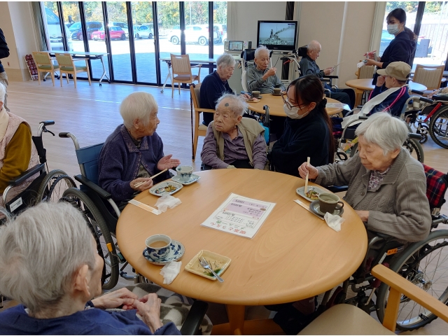 １０１歳（写真左）と１１０歳（写真右）長寿コンビの会話
