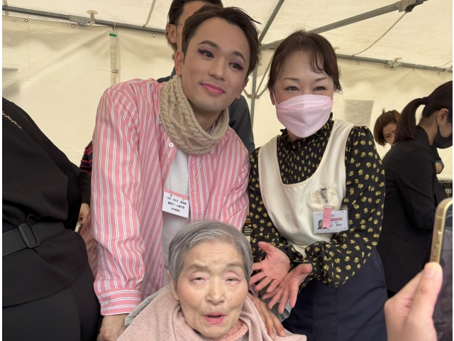メイクを終えた出演者メイクさんと記念撮影