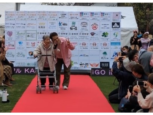 カメラに向かってポーズ