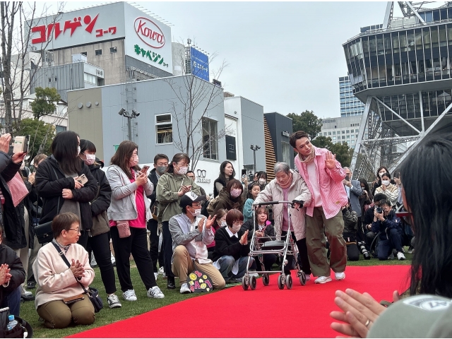 後方にチラッと写るテレビ塔