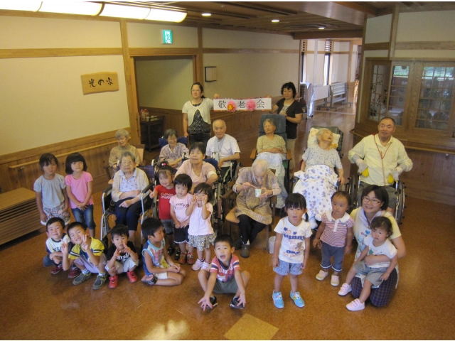 光の家の皆さんと記念写真