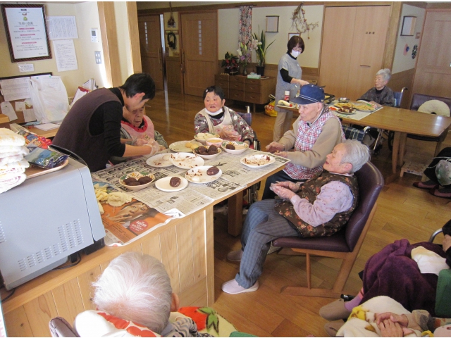 職員と一緒におはぎ作り