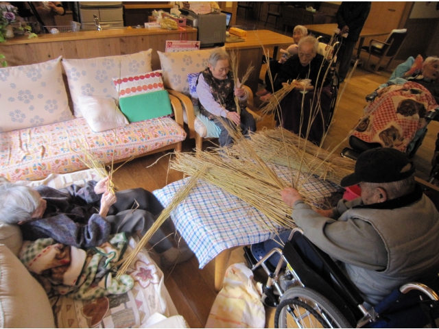 しめ縄作りに夢中の入居者様