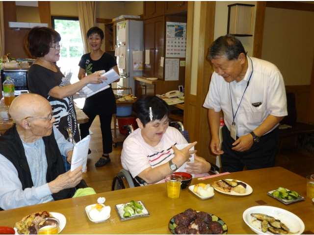 苑長さんからお祝い品贈呈