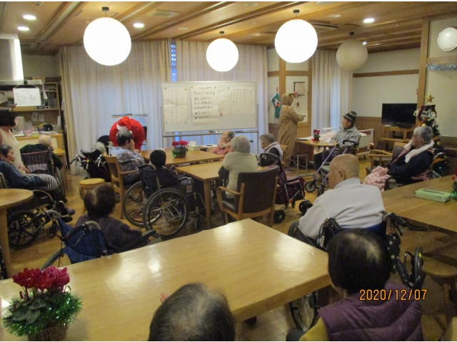 みんなでクリスマスの歌を歌います