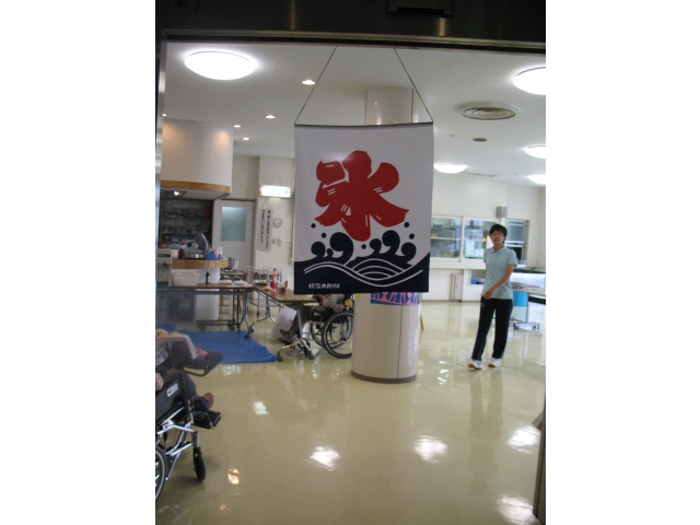 入口には「氷」の看板が…
